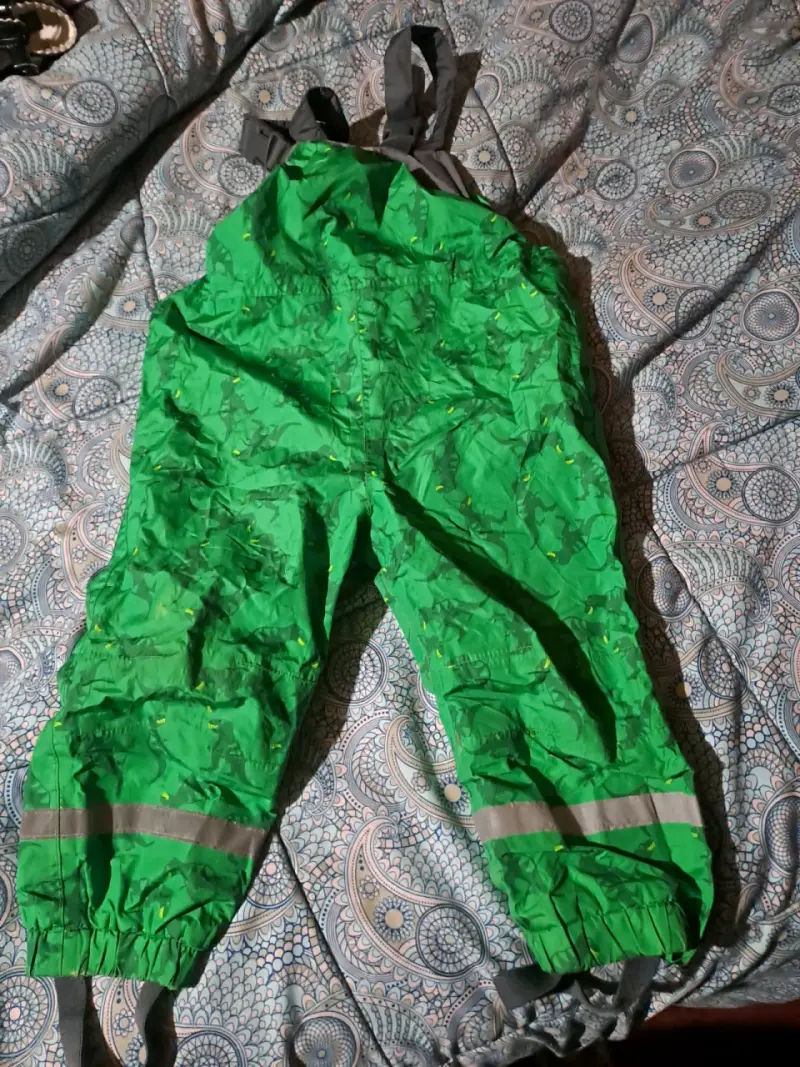 Pantalones impermeables verdes para niños