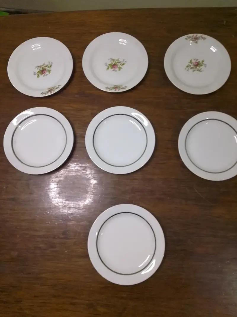Juego de platos de porcelana con diseño floral - 4