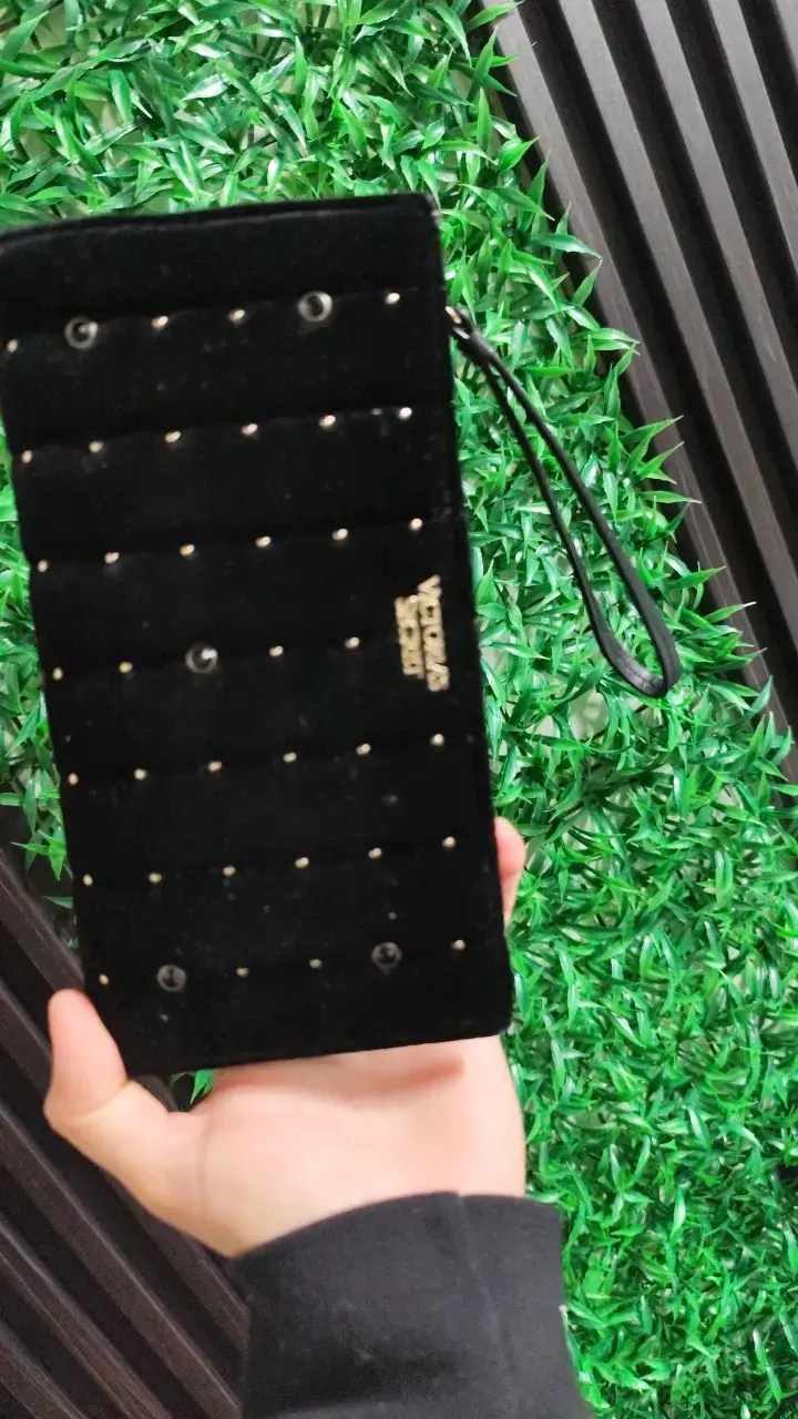 Cartera negra con tachas Victoria's Secret - 1