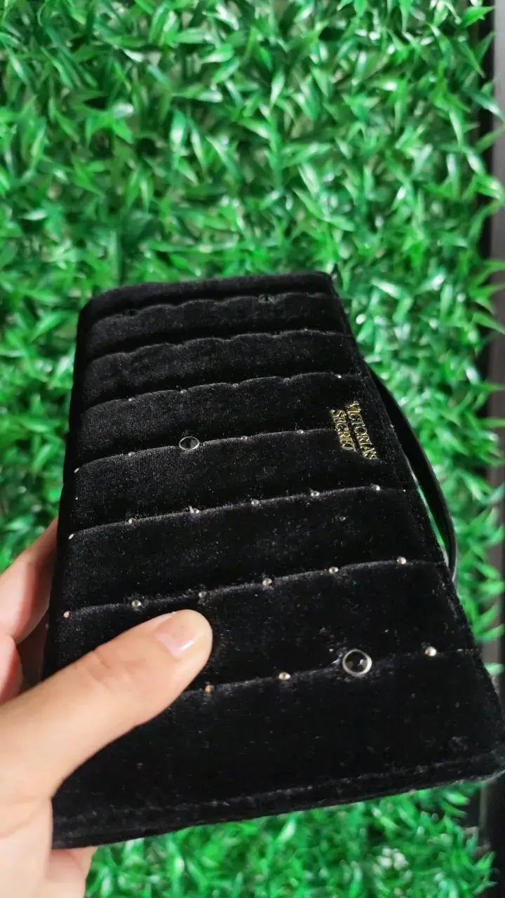 Cartera negra con tachas Victoria's Secret - 3
