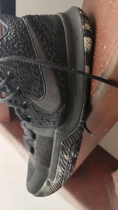 Zapatillas deportivas negras Nike Kyrie - miniatura 1