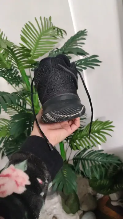 Zapatillas deportivas negras Nike Kyrie - miniatura 3