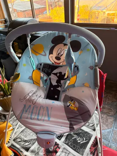 Silla mecedora para bebé con diseño de Mickey Mouse - miniatura 2