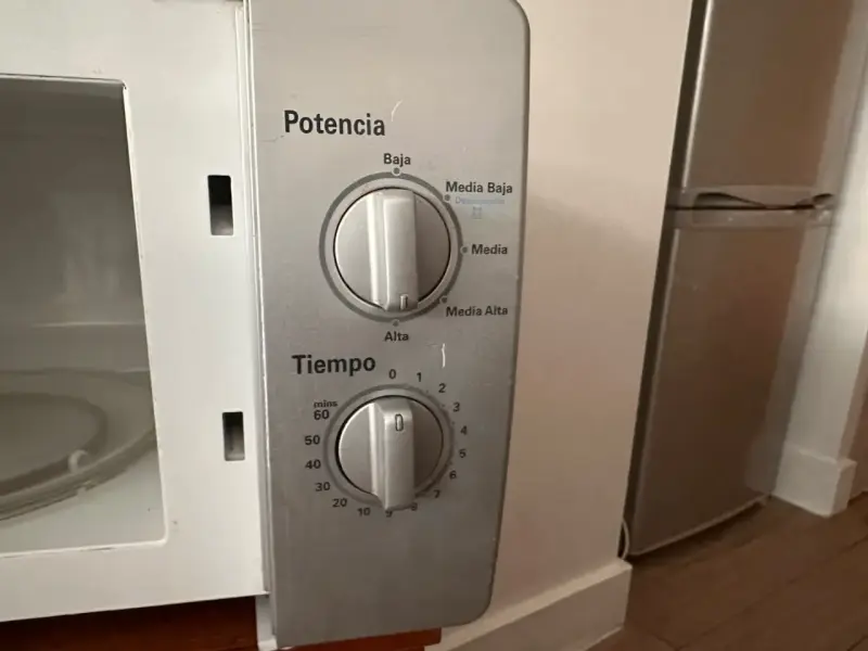Microondas LG con controles manuales - 2