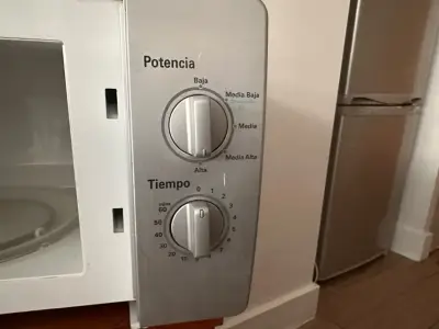 Microondas LG con controles manuales - miniatura 2