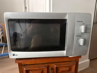 Microondas LG con controles manuales - miniatura 4