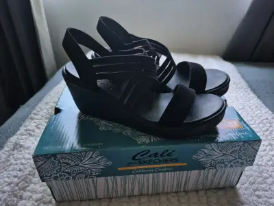 Sandalias negras Skechers Cali con plataforma - miniatura 1