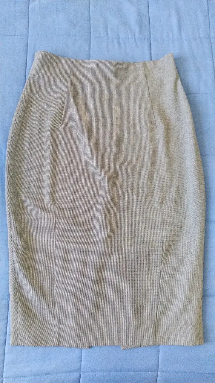 Falda lápiz gris talla 36 con abertura trasera