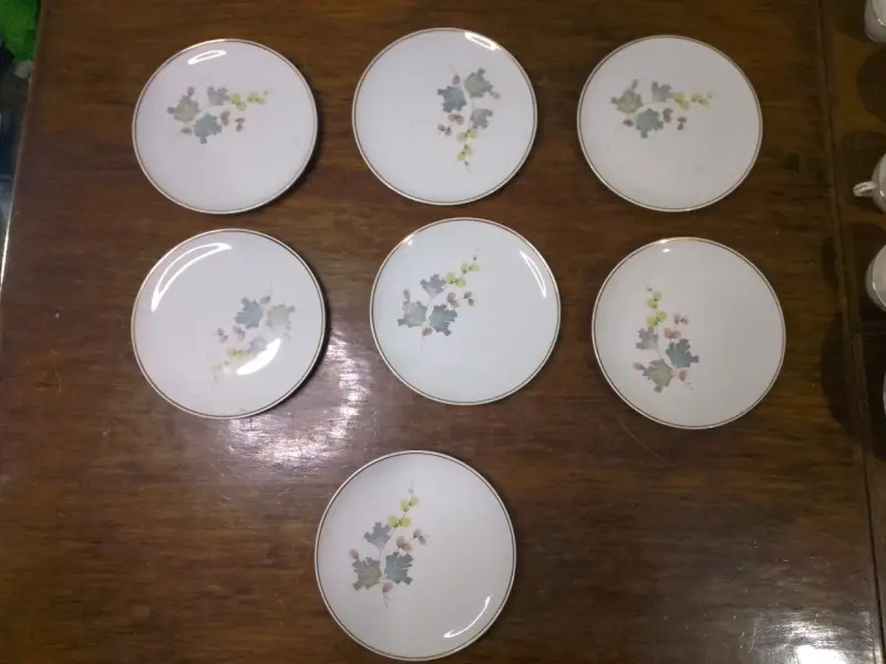 Juego de platos de porcelana con diseño floral - 2