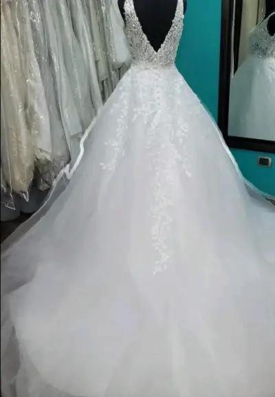 Vestido de novia blanco con encaje y tul - miniatura 3