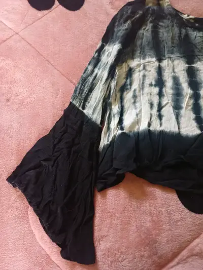 Blusa tie-dye negra y blanca talla XS - miniatura 3