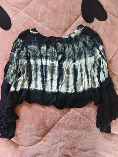 Blusa tie-dye negra y blanca talla XS - miniatura 4