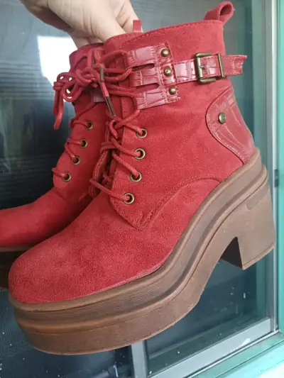 Botines de plataforma rojos con hebillas - miniatura 1