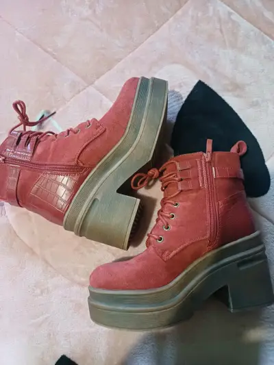 Botines de plataforma rojos con hebillas - miniatura 4