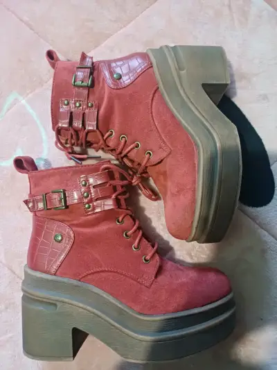 Botines de plataforma rojos con hebillas - miniatura 5