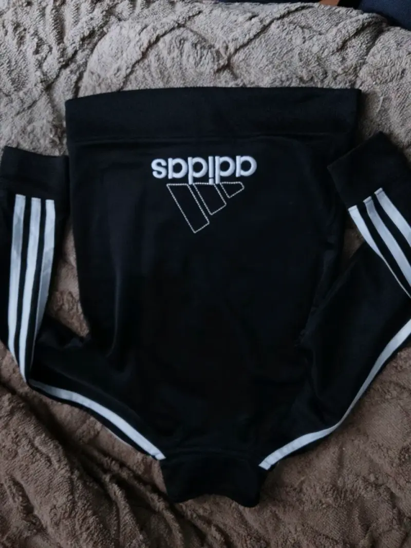 Chaqueta deportiva negra Adidas con franjas - 2