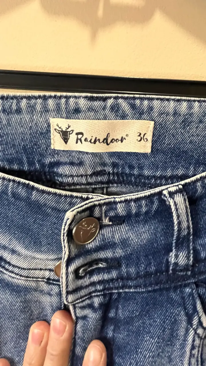 Jeans Raindoor azul con diseño moderno - 2