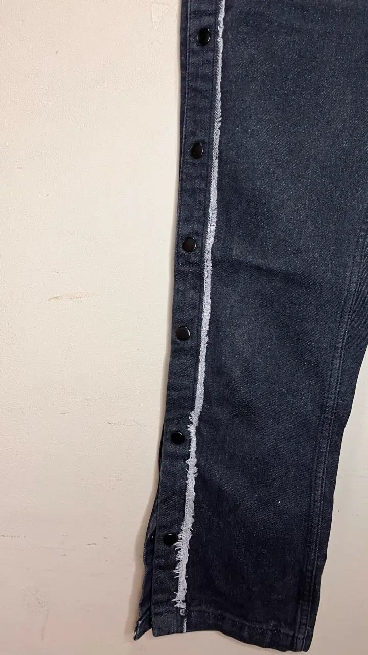 Jeans negros Wild Lama con botones laterales - 2
