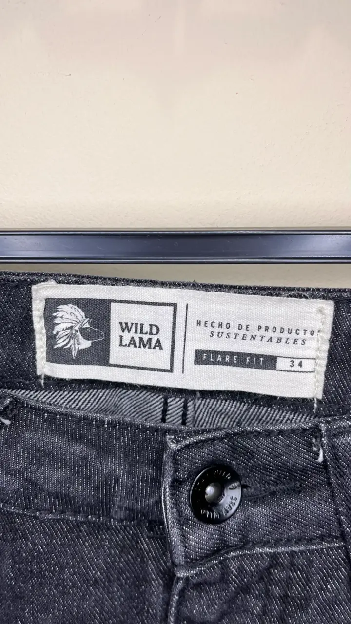 Jeans negros Wild Lama con botones laterales - 3