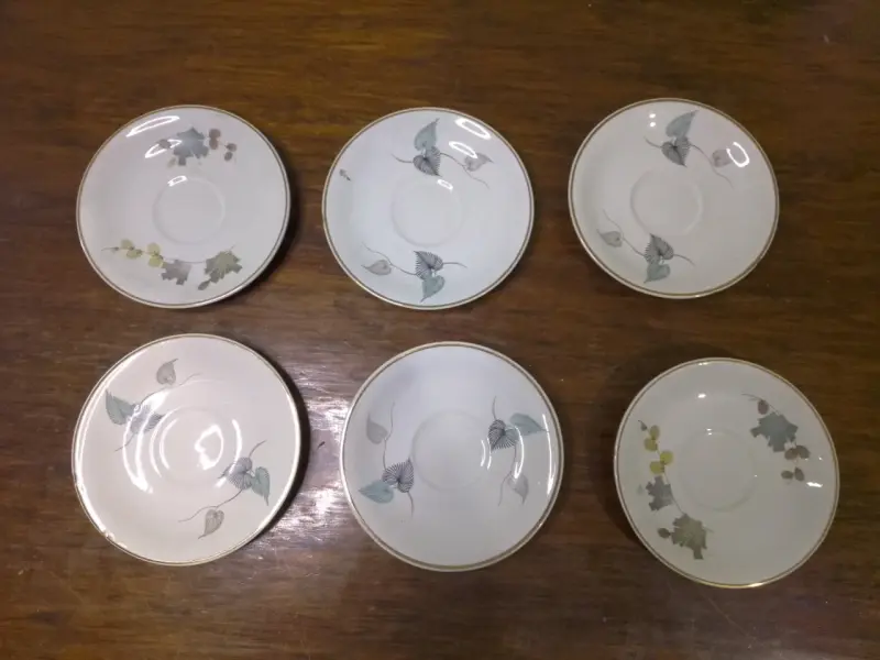 Set de platos de porcelana con diseño de hojas - 2