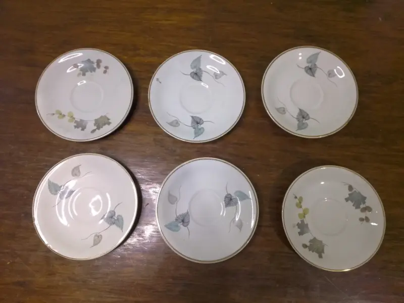 Set de platos de porcelana con diseño de hojas - 3