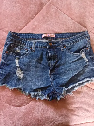 Shorts de mezclilla desgastados para mujer - miniatura 1