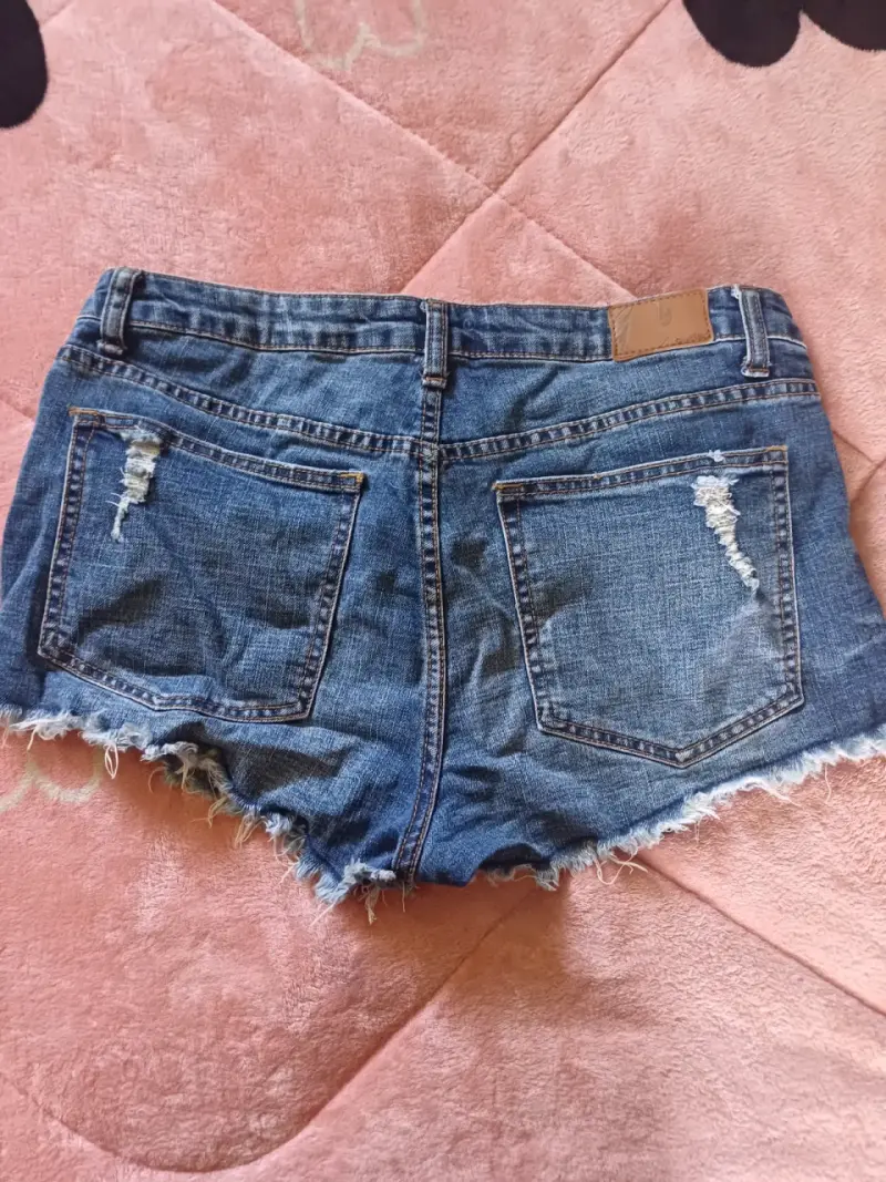 Shorts de mezclilla desgastados para mujer - 2