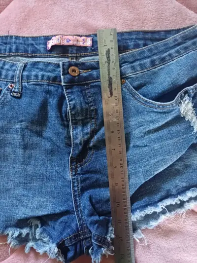 Shorts de mezclilla desgastados para mujer - miniatura 3