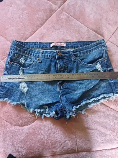 Shorts de mezclilla desgastados para mujer - miniatura 4