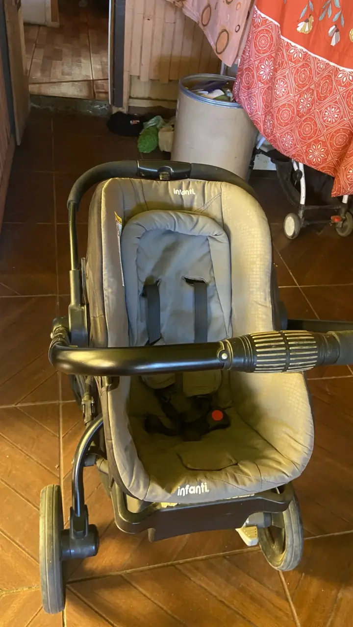 Coche de bebé Infanti gris con asiento ajustable - 1