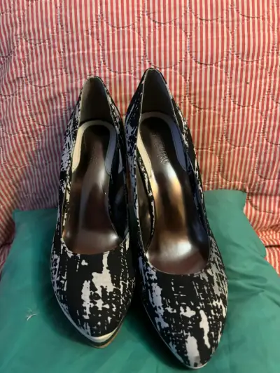 Zapatos de Tacón Alto Estampados en Blanco y Negro - miniatura 1