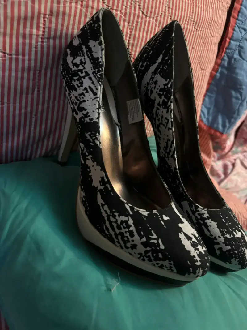 Zapatos de Tacón Alto Estampados en Blanco y Negro - 2