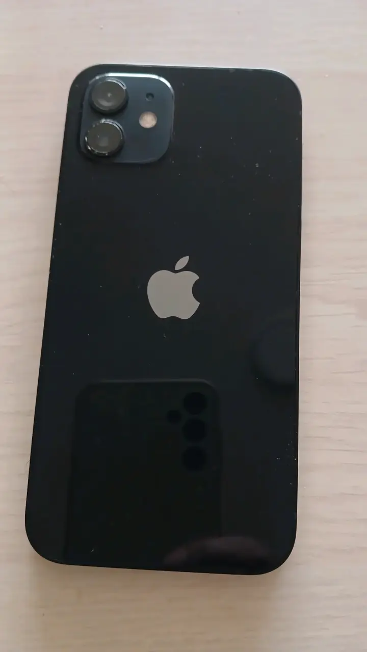 iPhone 12 en buen estado color negro - 1