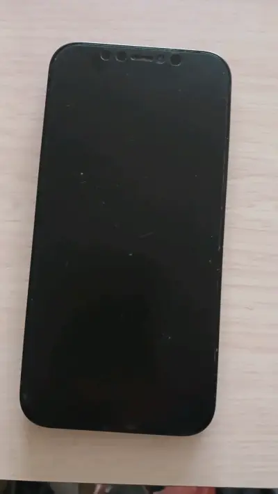 iPhone 12 en buen estado color negro - miniatura 2
