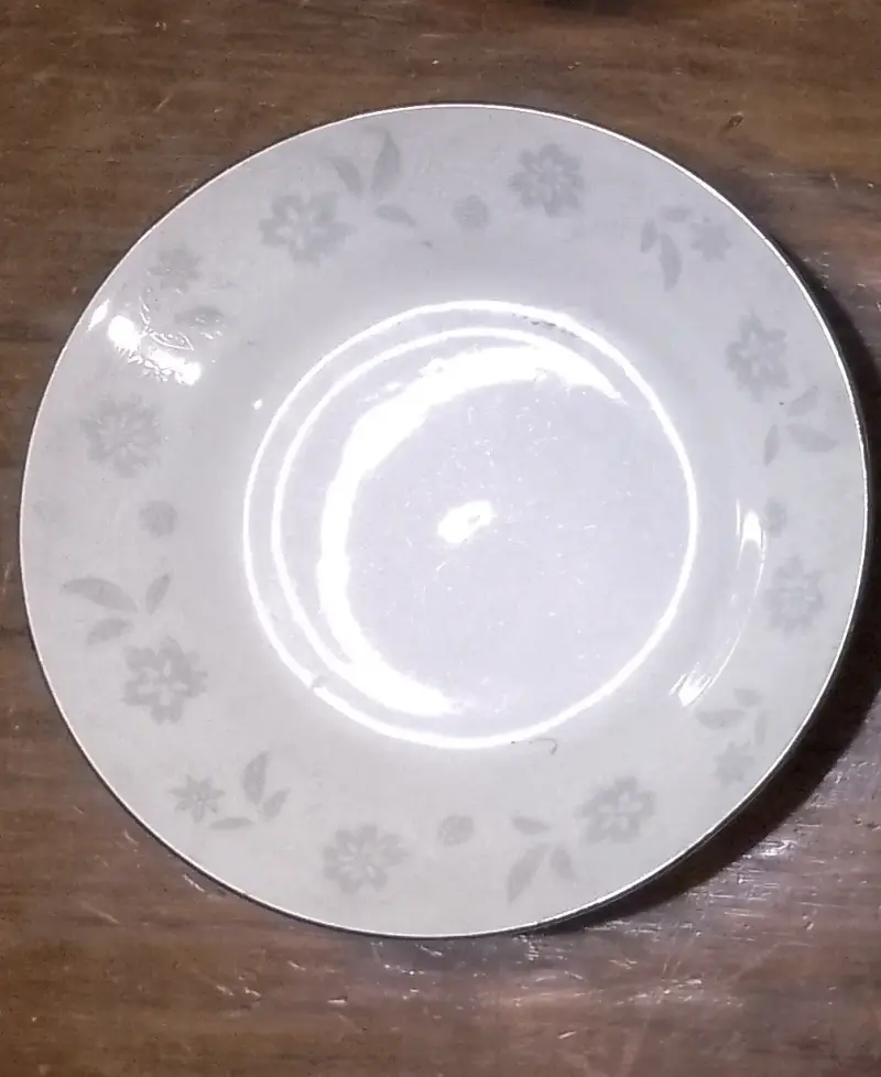 Set de platos de porcelana con diseño floral - 1