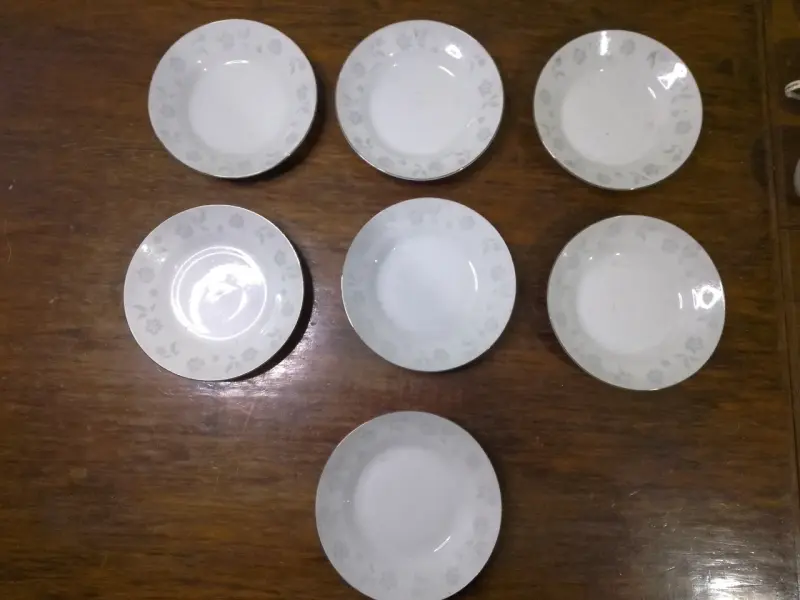 Set de platos de porcelana con diseño floral - 2