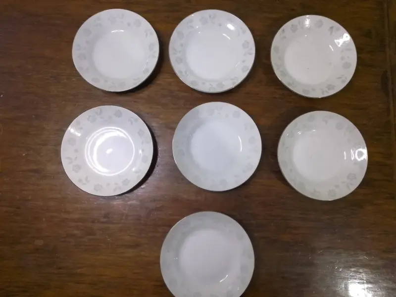 Set de platos de porcelana con diseño floral - 4