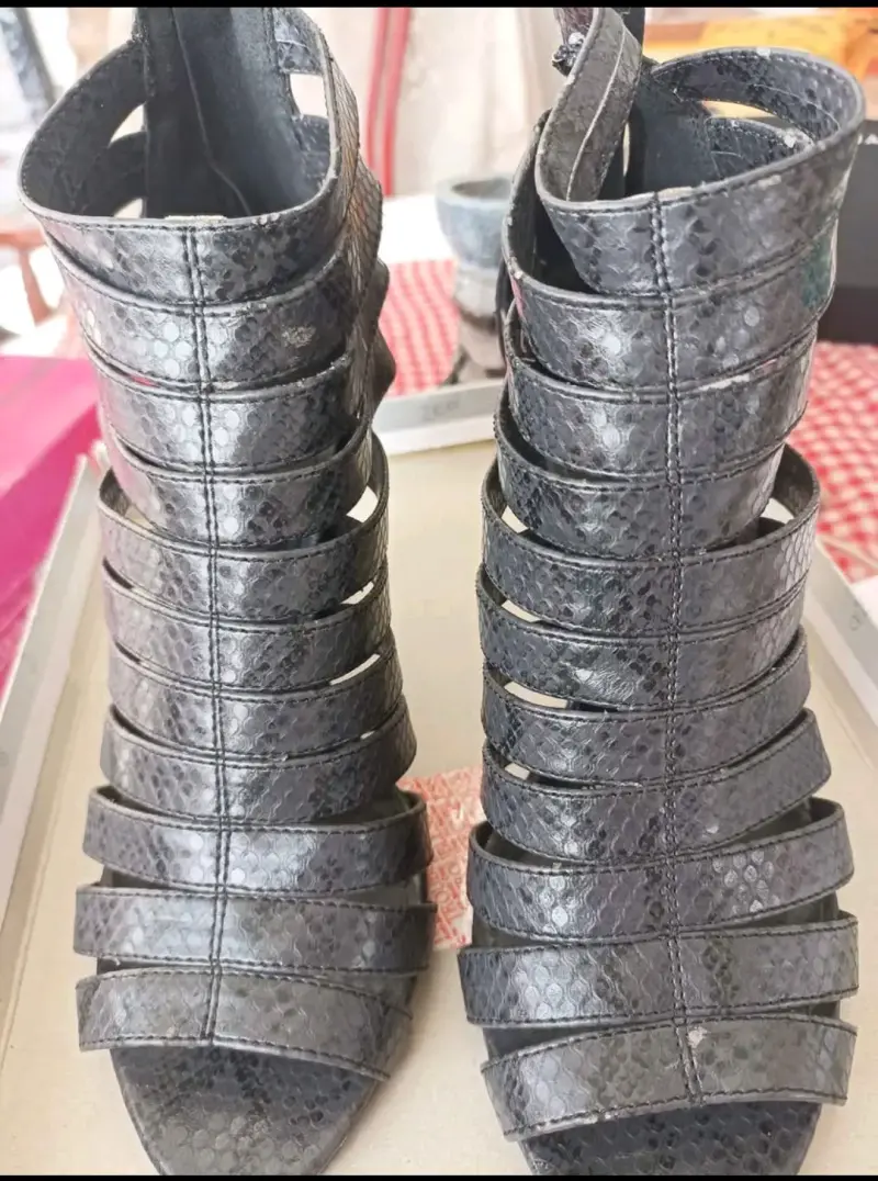 Sandalias de tacón alto con diseño de se - 1