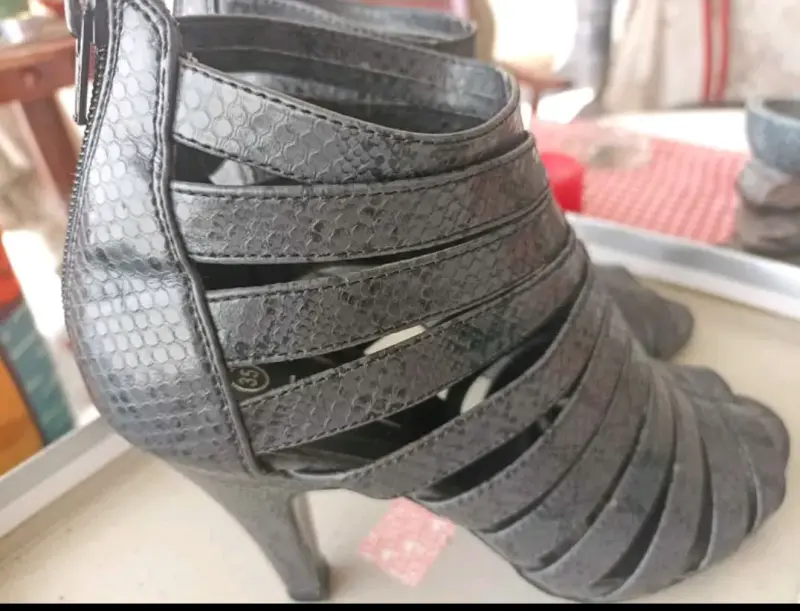 Sandalias de tacón alto con diseño de se - 2