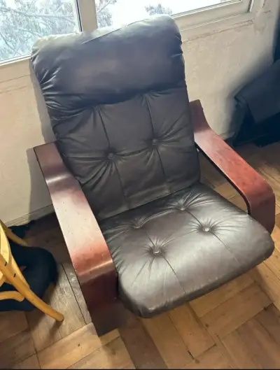 Sillón reclinable marrón con brazos de madera - miniatura 1
