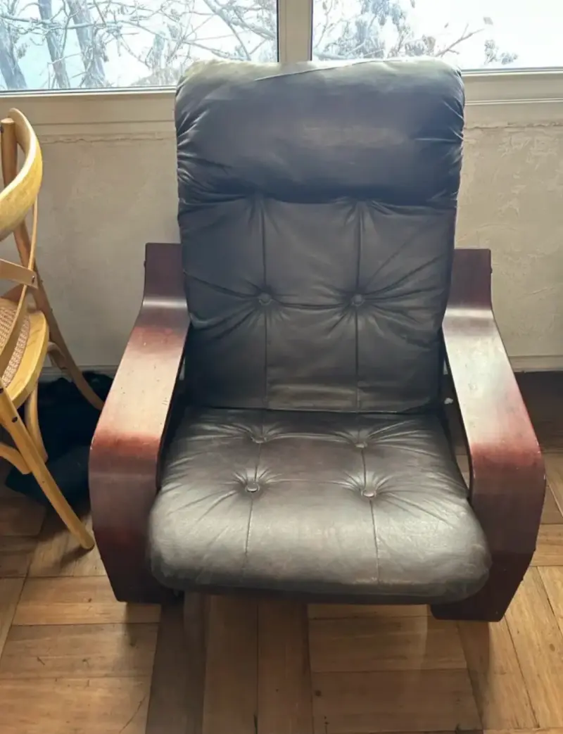 Sillón reclinable marrón con brazos de madera - 2