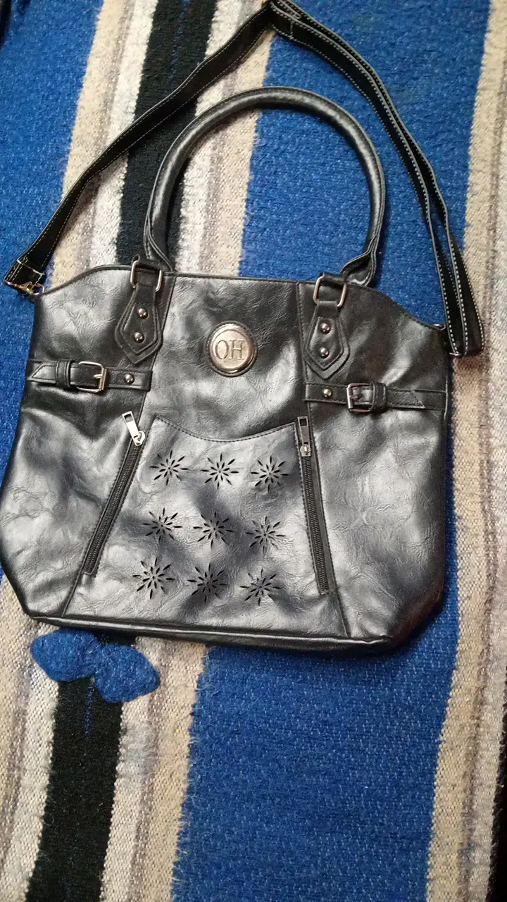 Cartera negra de cuero sintético con diseño floral - 1
