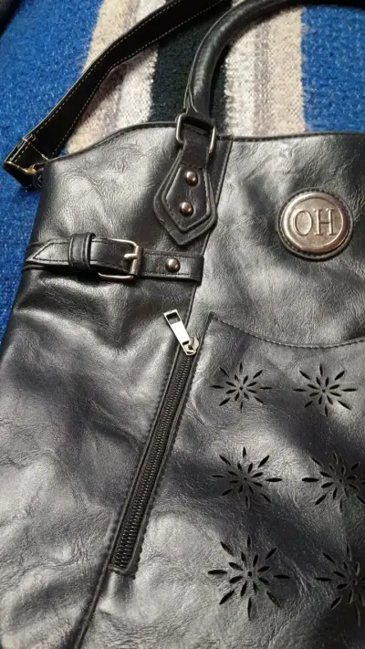 Cartera negra de cuero sintético con diseño floral - miniatura 2
