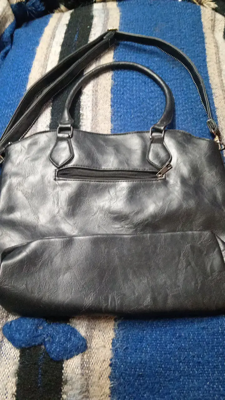Cartera negra de cuero sintético con diseño floral - 3