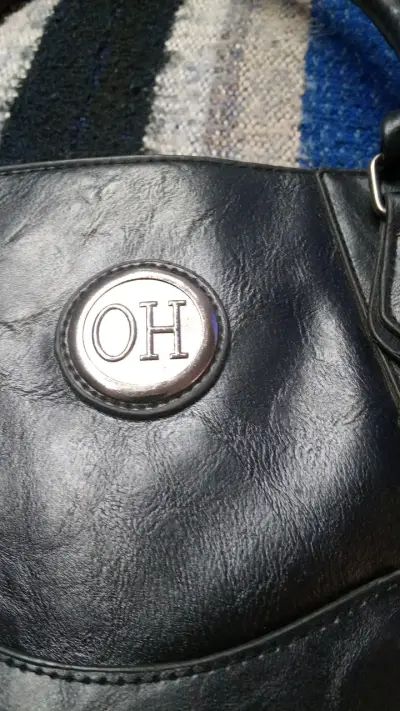Cartera negra de cuero sintético con diseño floral - miniatura 4