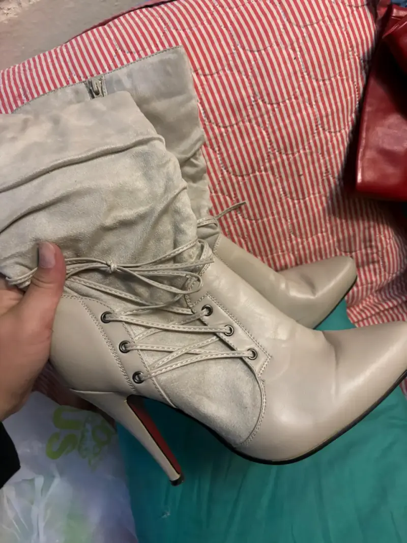 Botines de tacón alto beige con cordones