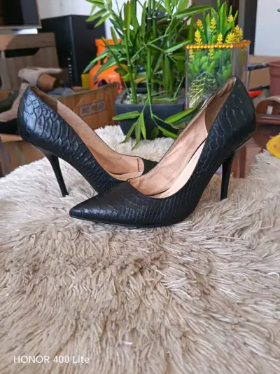 Tacones de cuero negro con textura elegante - miniatura 1
