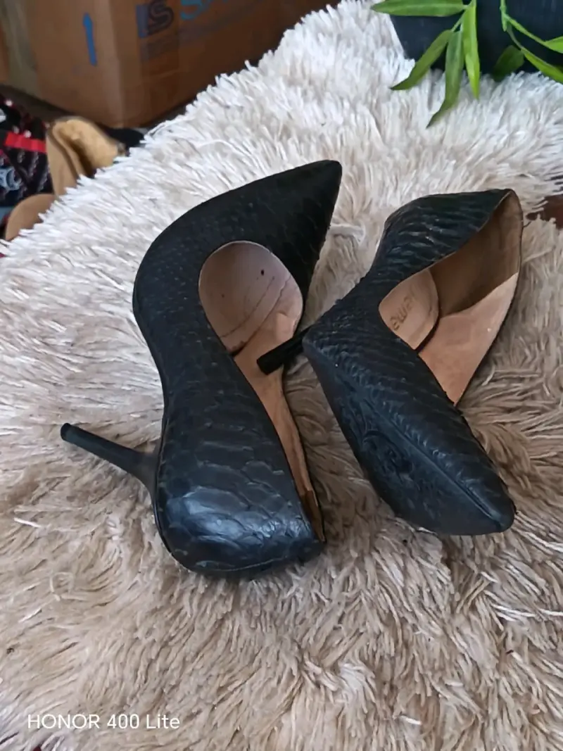 Tacones de cuero negro con textura elegante - 5