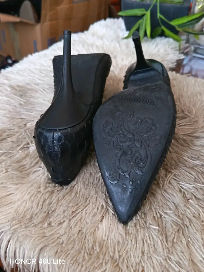 Tacones de cuero negro con textura elegante - 6