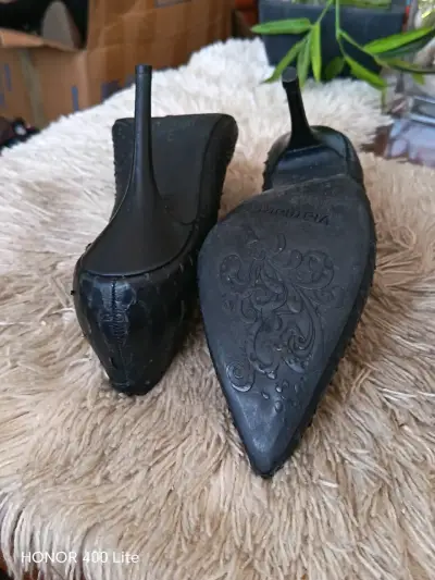Tacones de cuero negro con textura elegante - miniatura 6